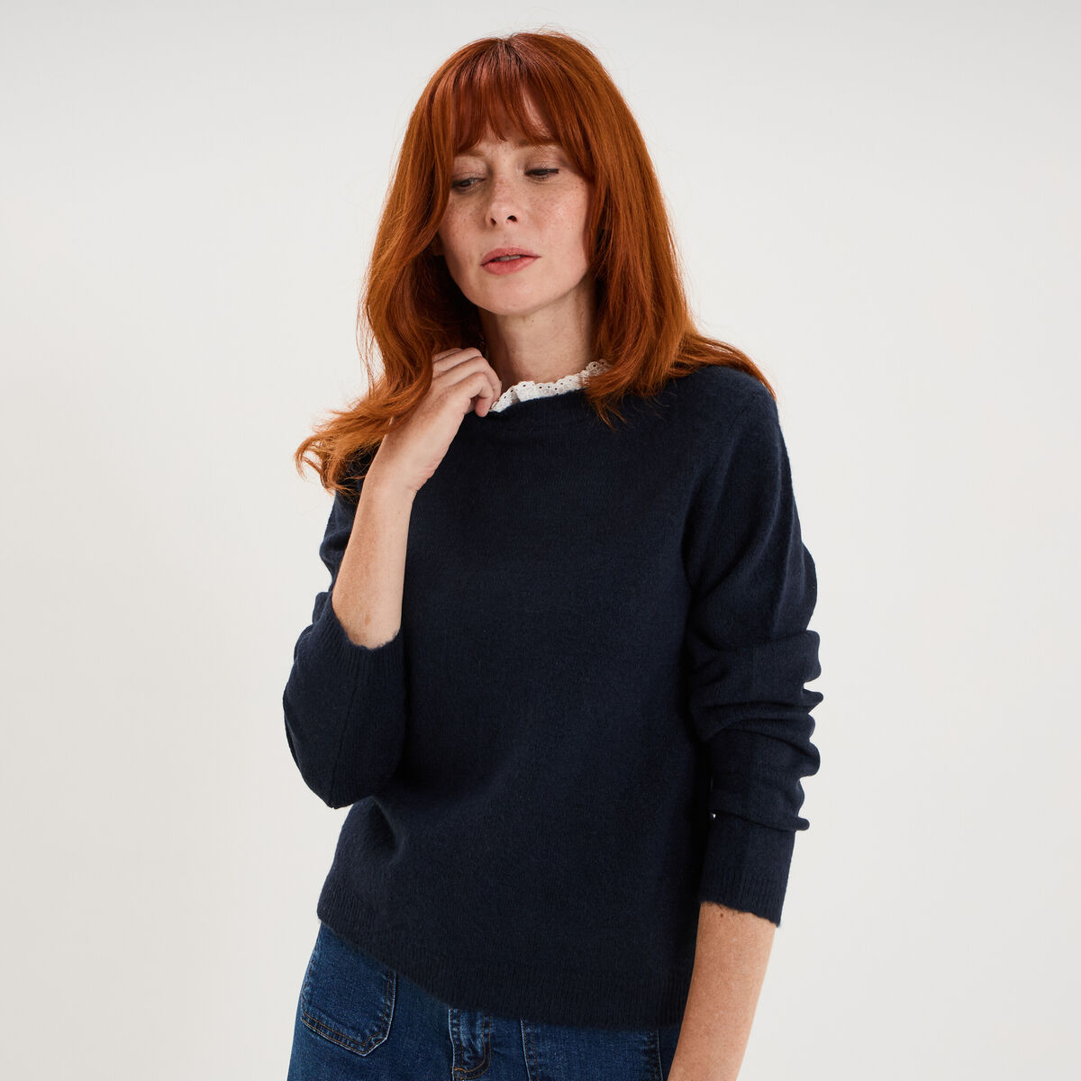 Pull 2 en 1 col rond broderie anglaise bleu fonc&eacute; femme