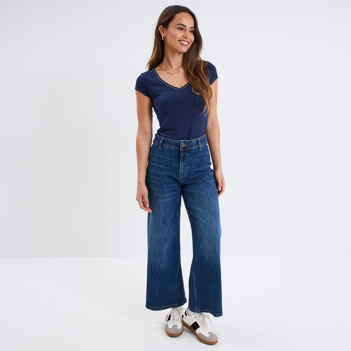 T-shirt col V ajust&eacute; manches courtes bleu marine femme