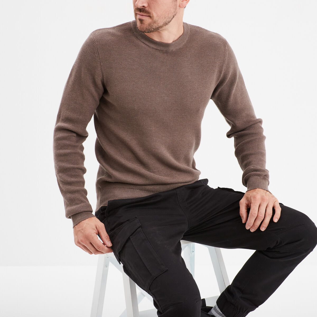 Pull en maille textur&eacute;e col rond taupe homme