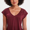 T-shirt col en V dentelle épaules et dos bordeaux femme