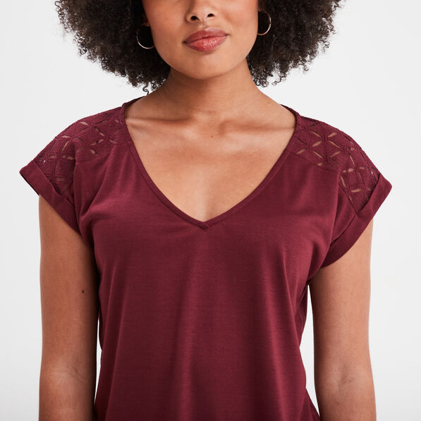 T-shirt col en V dentelle épaules et dos bordeaux femme