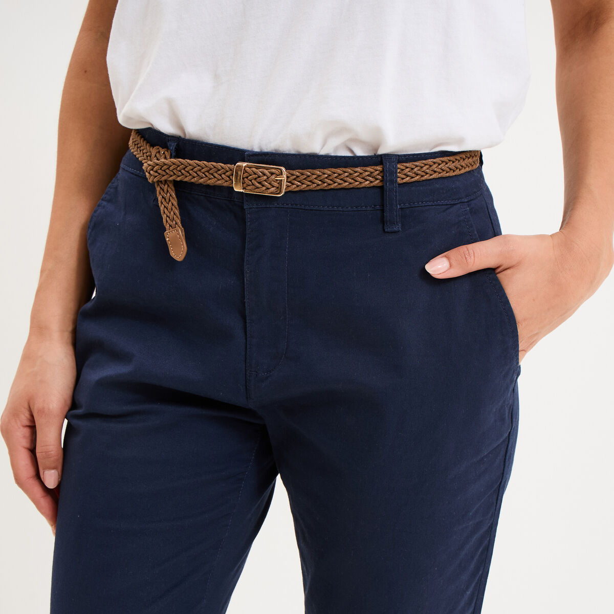 Pantalon chino 7/8&egrave;me ceinture tress&eacute;e bleu marine femme