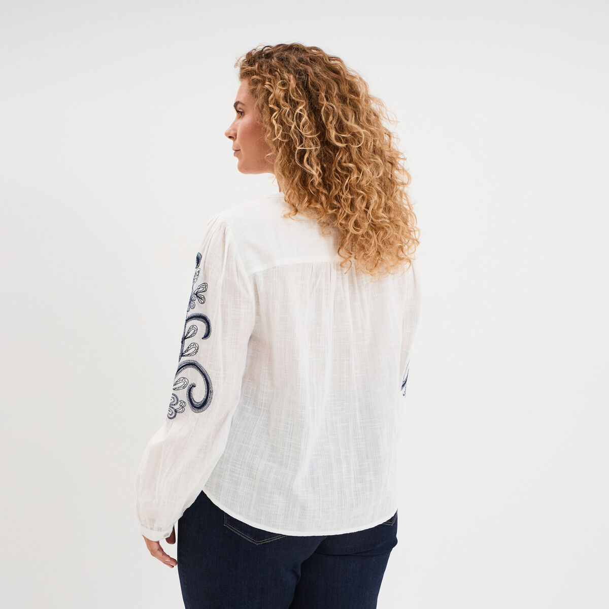 Blouse manches brod&eacute;es col tunisien blanc femme grande taille