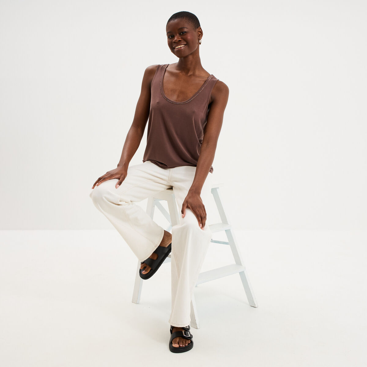 D&eacute;bardeur col U sans manches marron fonc&eacute; femme