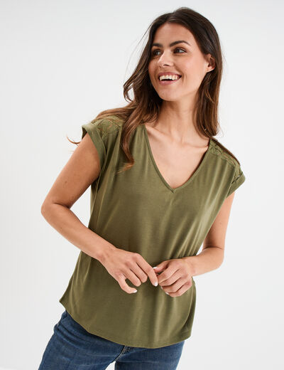 T-shirt col en V dentelle épaules et dos vert kaki femme