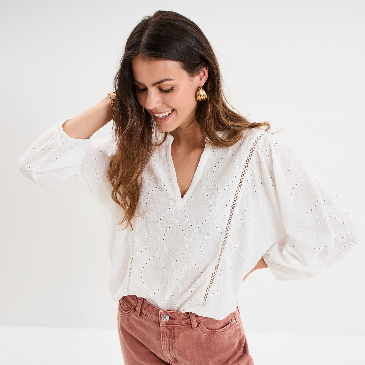 Blouse ajour&eacute;e manches 3/4 col en V blanc femme