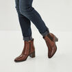 Bottines à talons avec clous en cuir marron femme