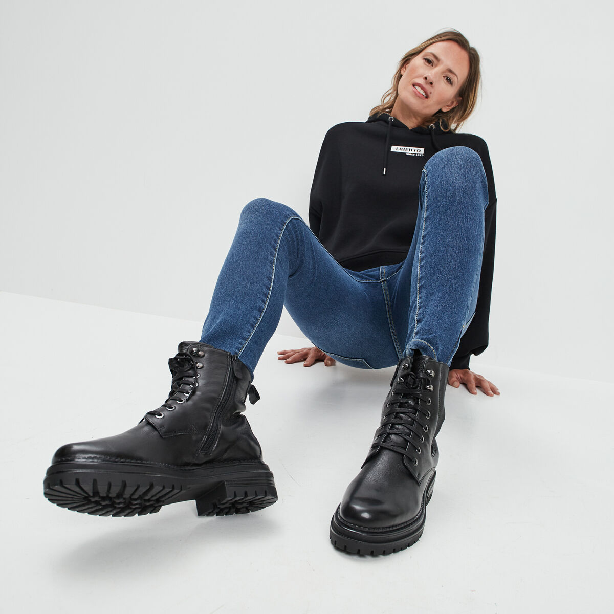 Bottines à lacets en cuir noir femme