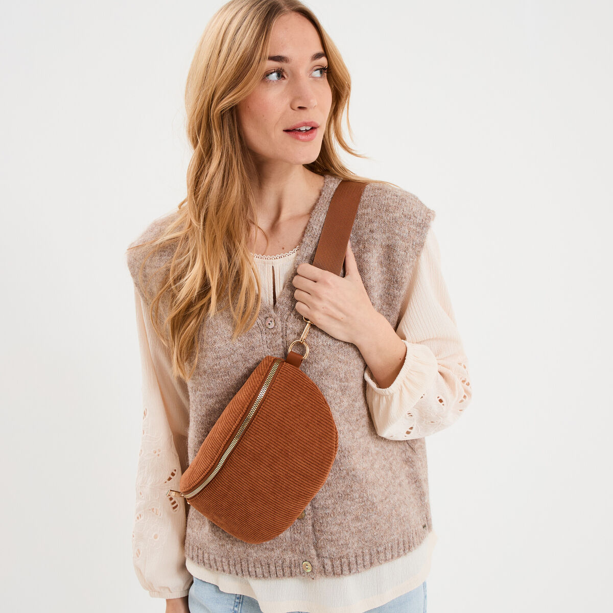 Sac banane aspect velours c&ocirc;tel&eacute; marron cognac femme