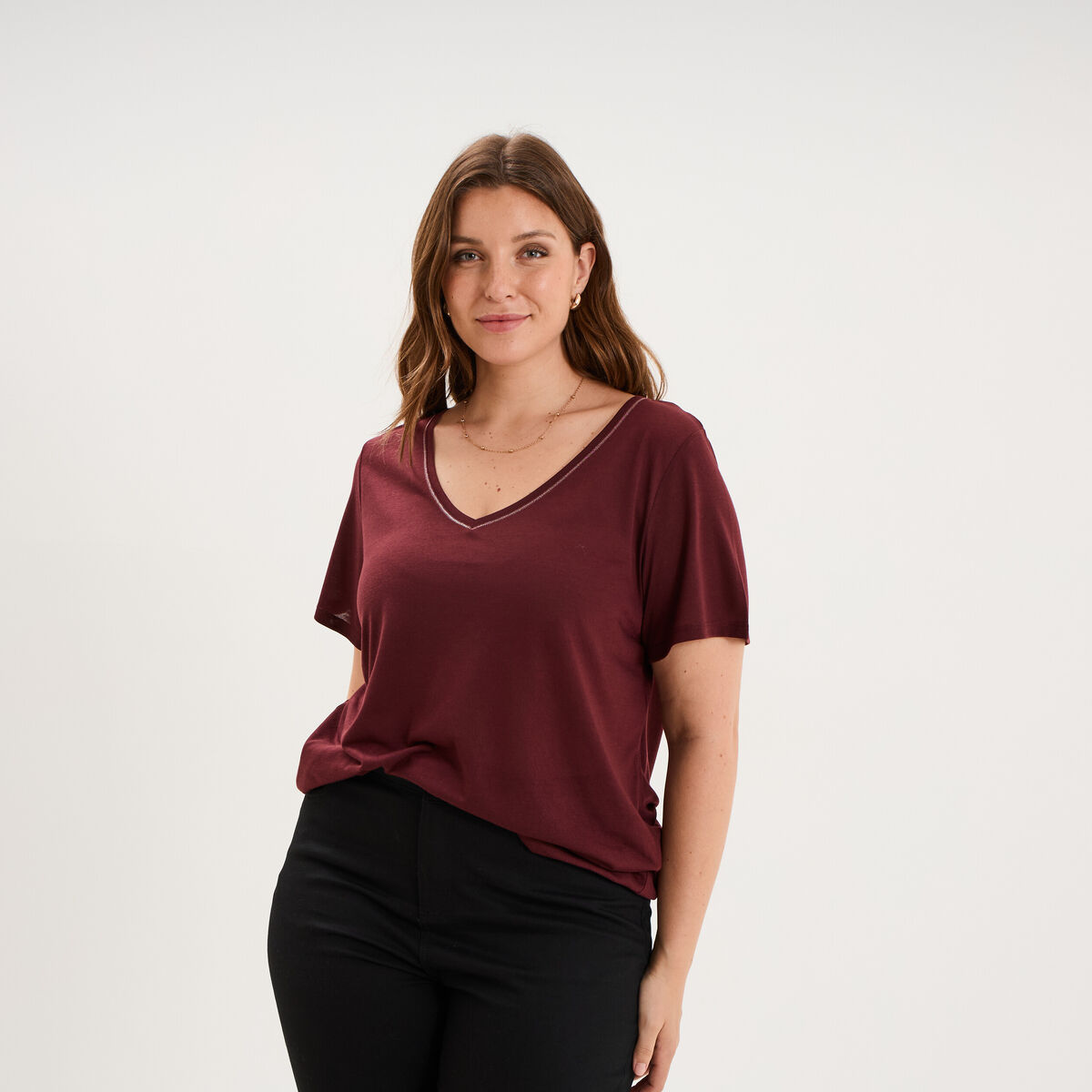 T-shirt manches courtes col V violet fonc&eacute; femme grande taille
