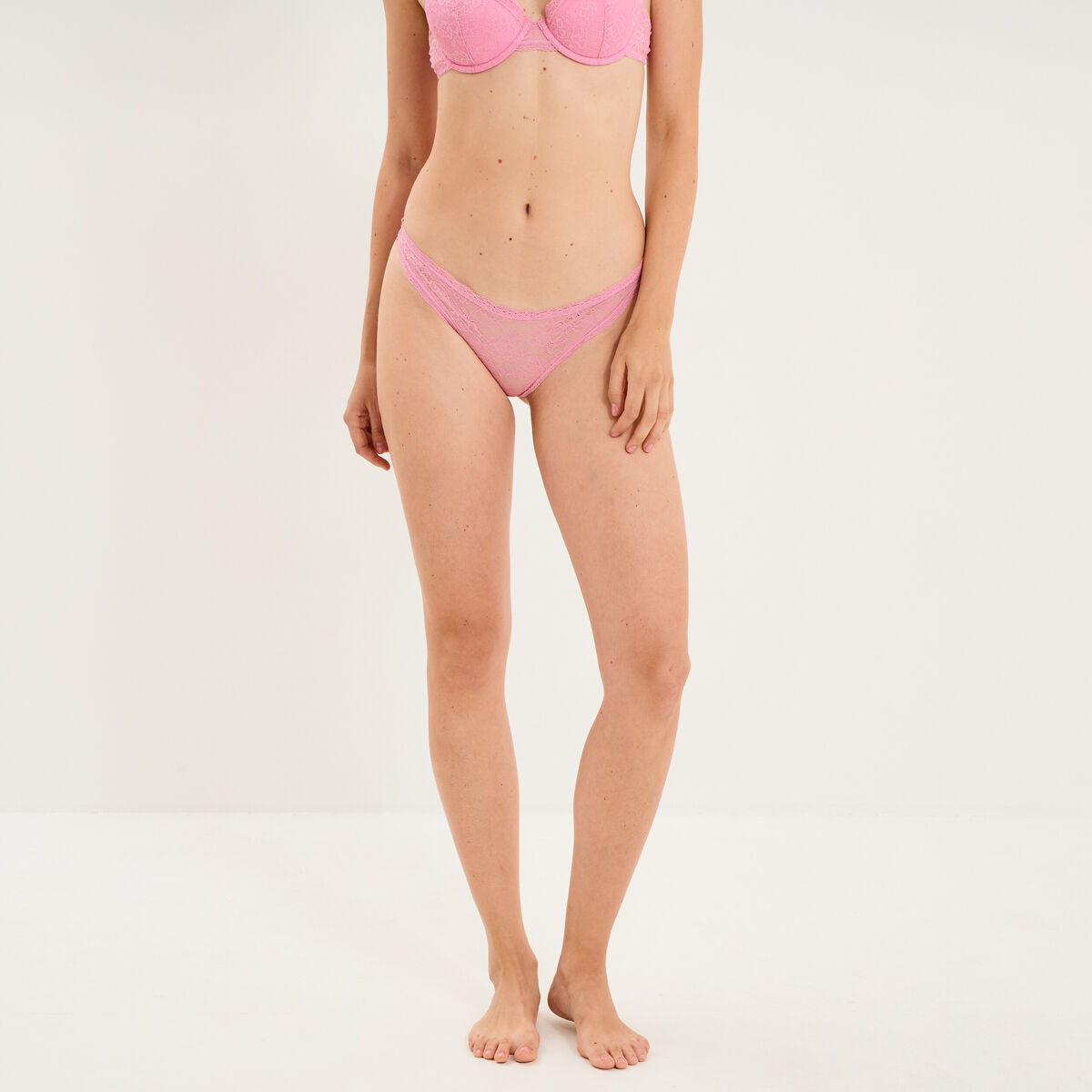 Tanga en dentelle doublure coton mauve femme