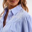 Chemise brod&eacute;e manches longues bleu ciel femme