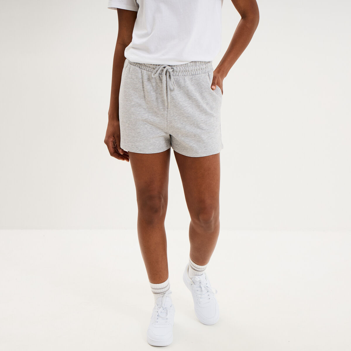 Short de jogging molletonn&eacute; ajust&eacute; gris clair femme