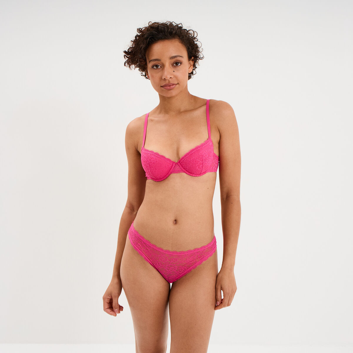 Tanga en dentelle doublure coton rose fushia femme