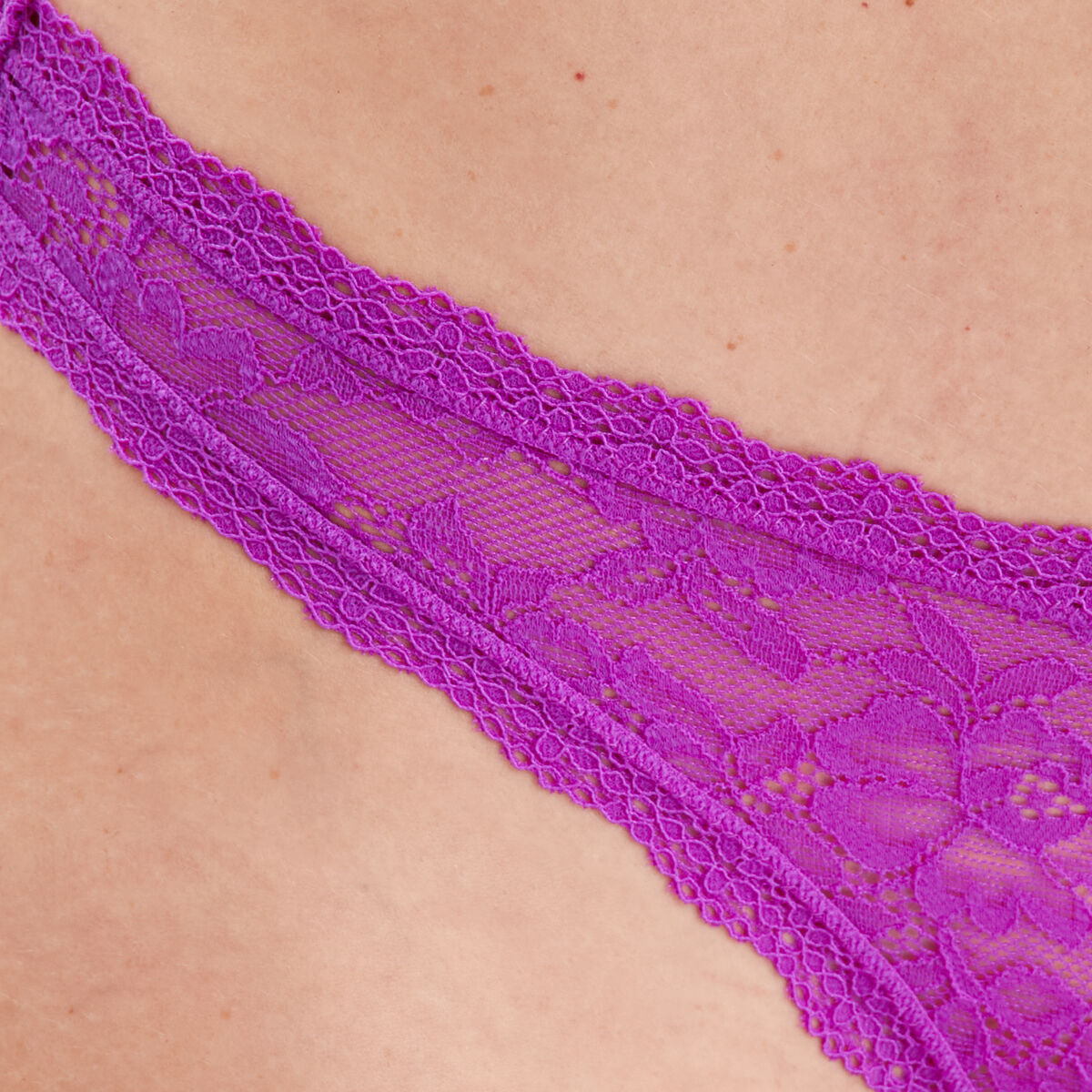 Tanga en dentelle violet femme