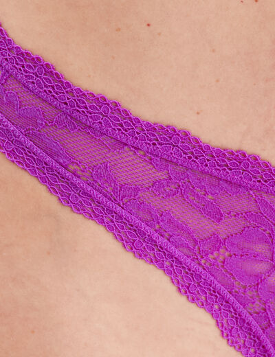 Tanga en dentelle violet femme