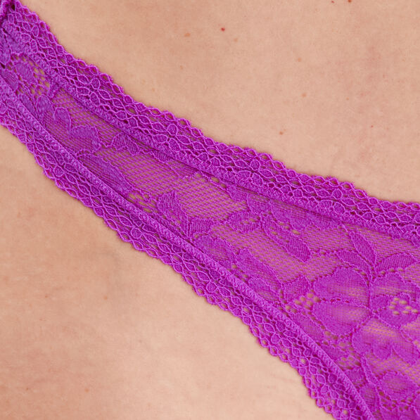 Tanga en dentelle violet femme