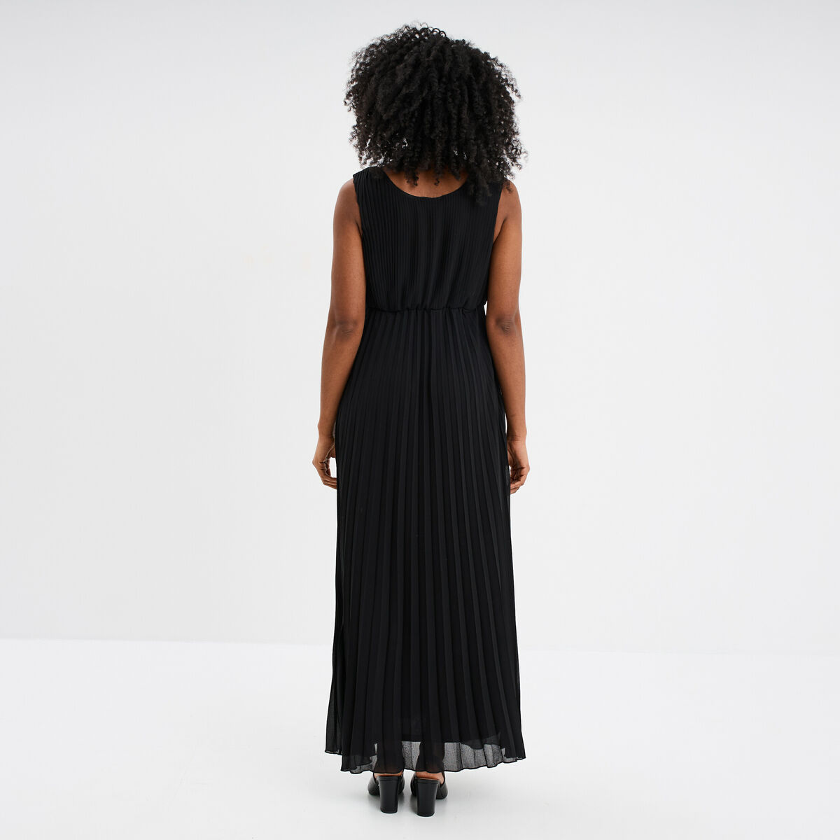Robe longue plissée sans manches col V noir femme