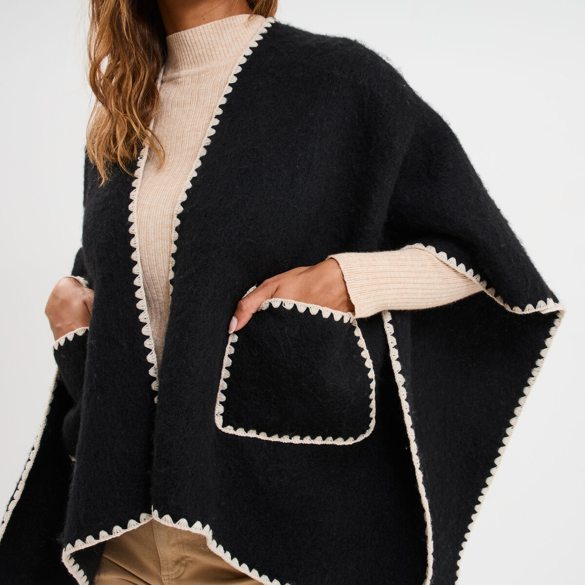 Poncho avec liser&eacute;s contrast&eacute;s noir femme