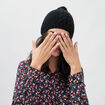 Bonnet à pompons noir femme