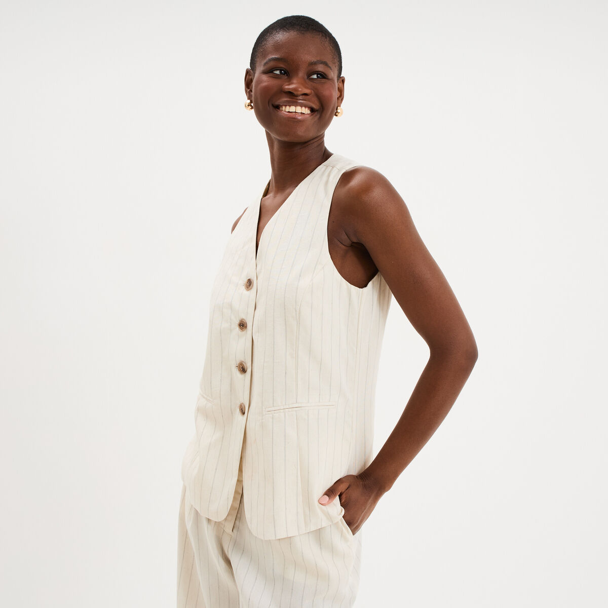 Veste sans manches ajust&eacute;e boutonn&eacute;e ecru femme