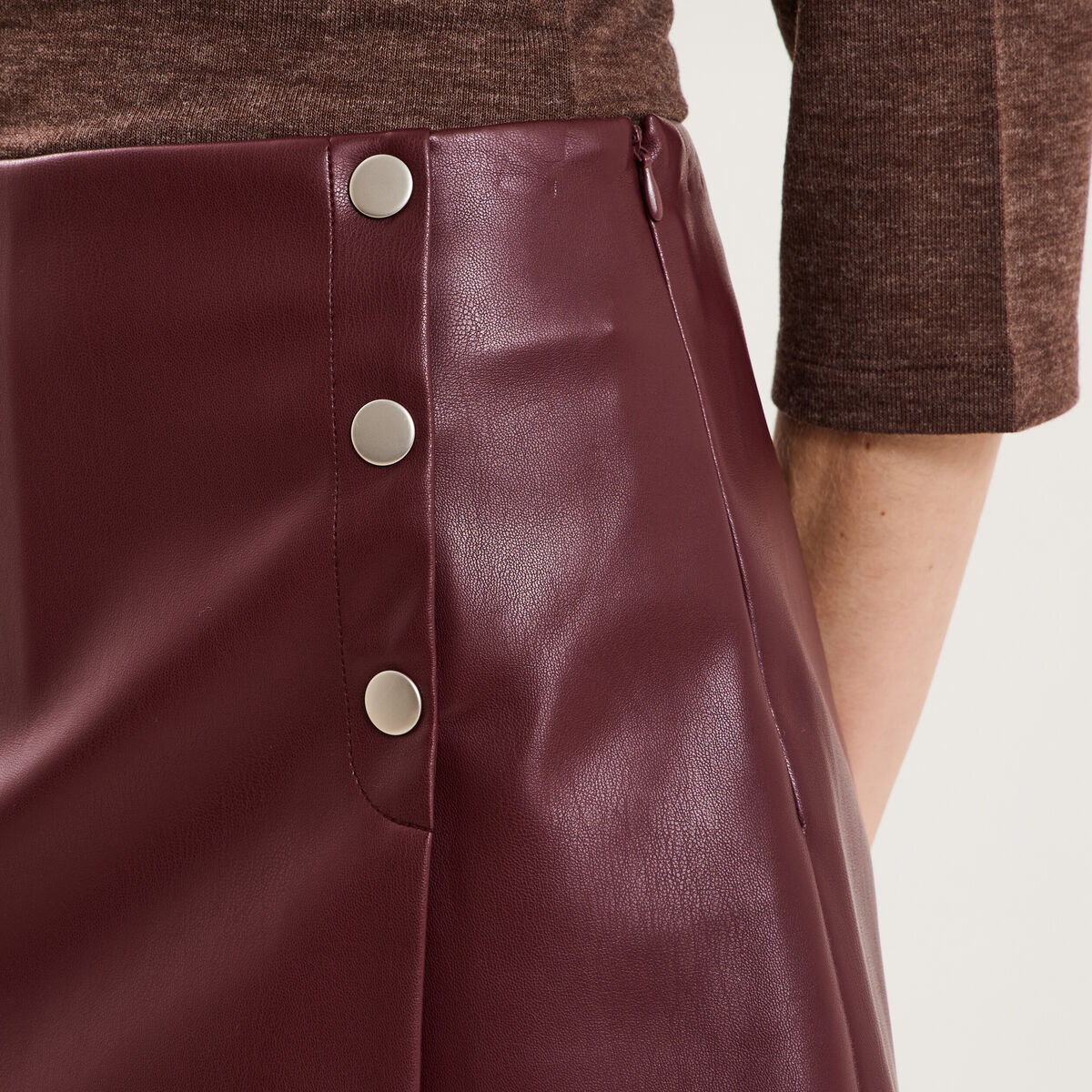 Jupe-short courte simili cuir &agrave; boutons violet fonc&eacute; femme