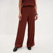 Pantalon effet gaufr&eacute; fluide bordeaux femme