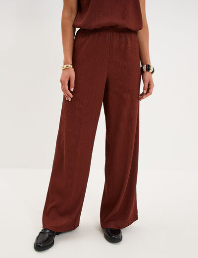 Pantalon effet gaufr&eacute; fluide bordeaux femme