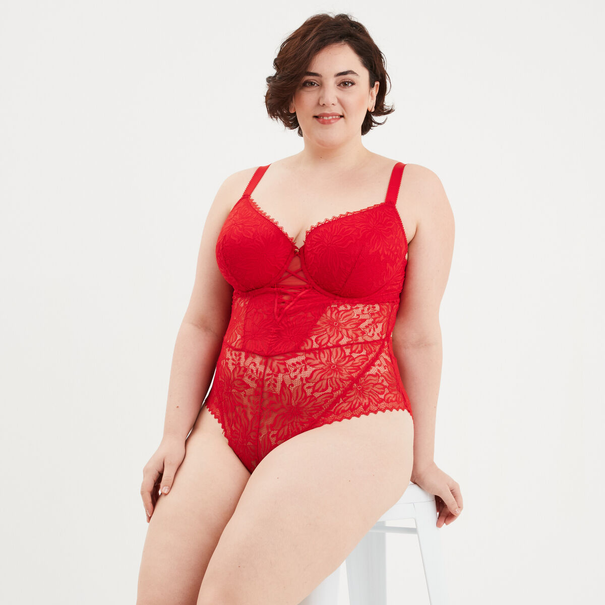 Body en dentelle avec la&ccedil;age rouge femme grande taille