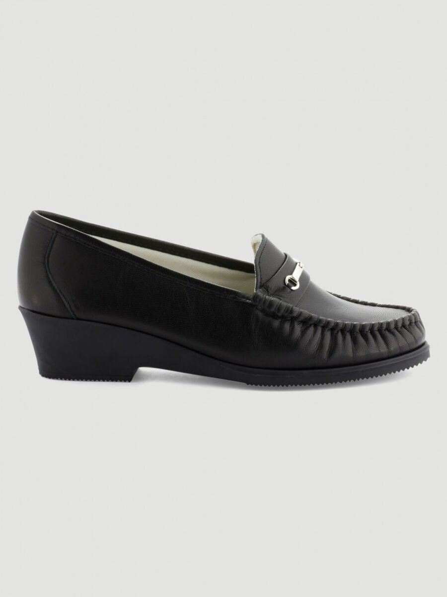 Mocassins en cuir compens&eacute;s pied large noir femme