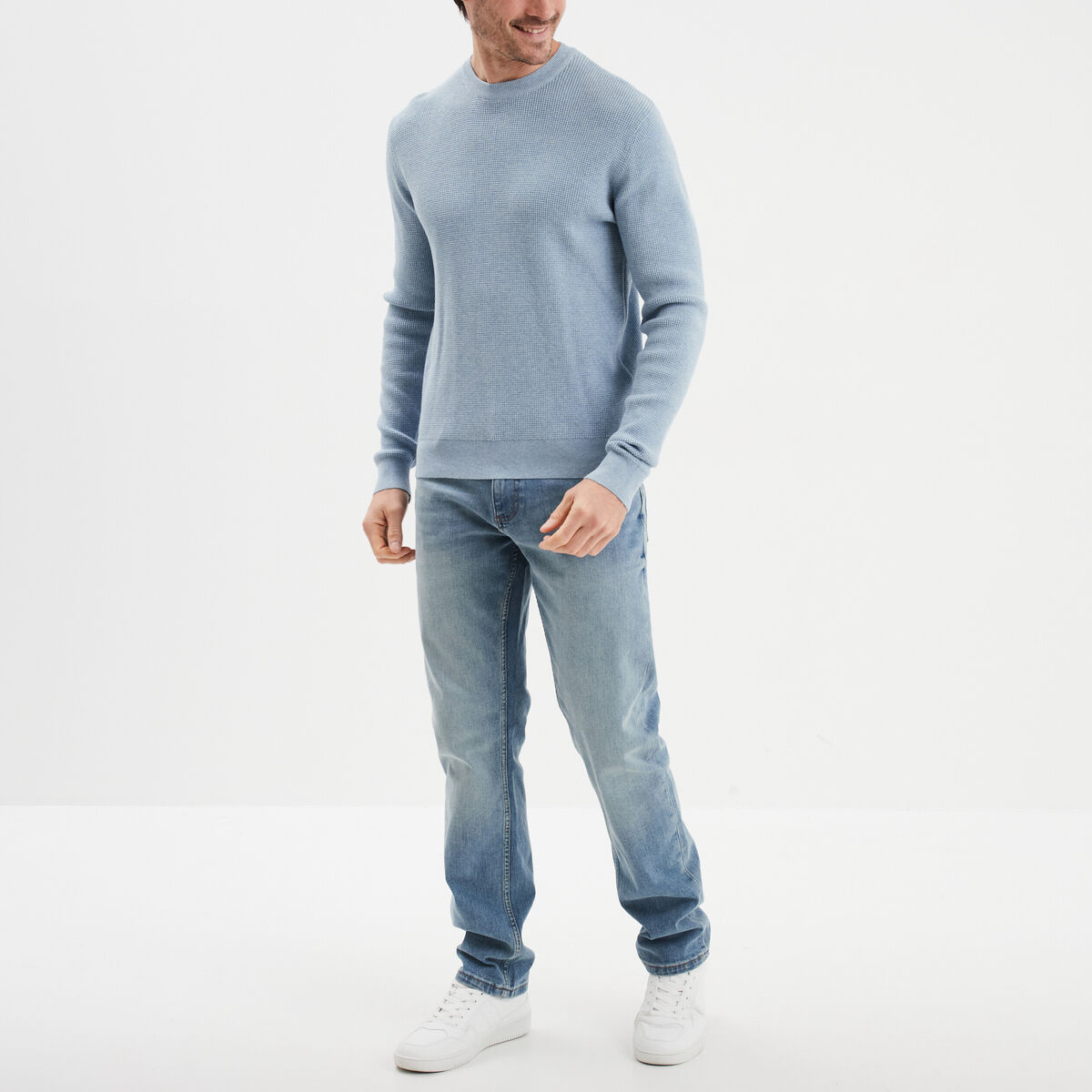 Pull en maille textur&eacute;e col rond bleu ciel homme
