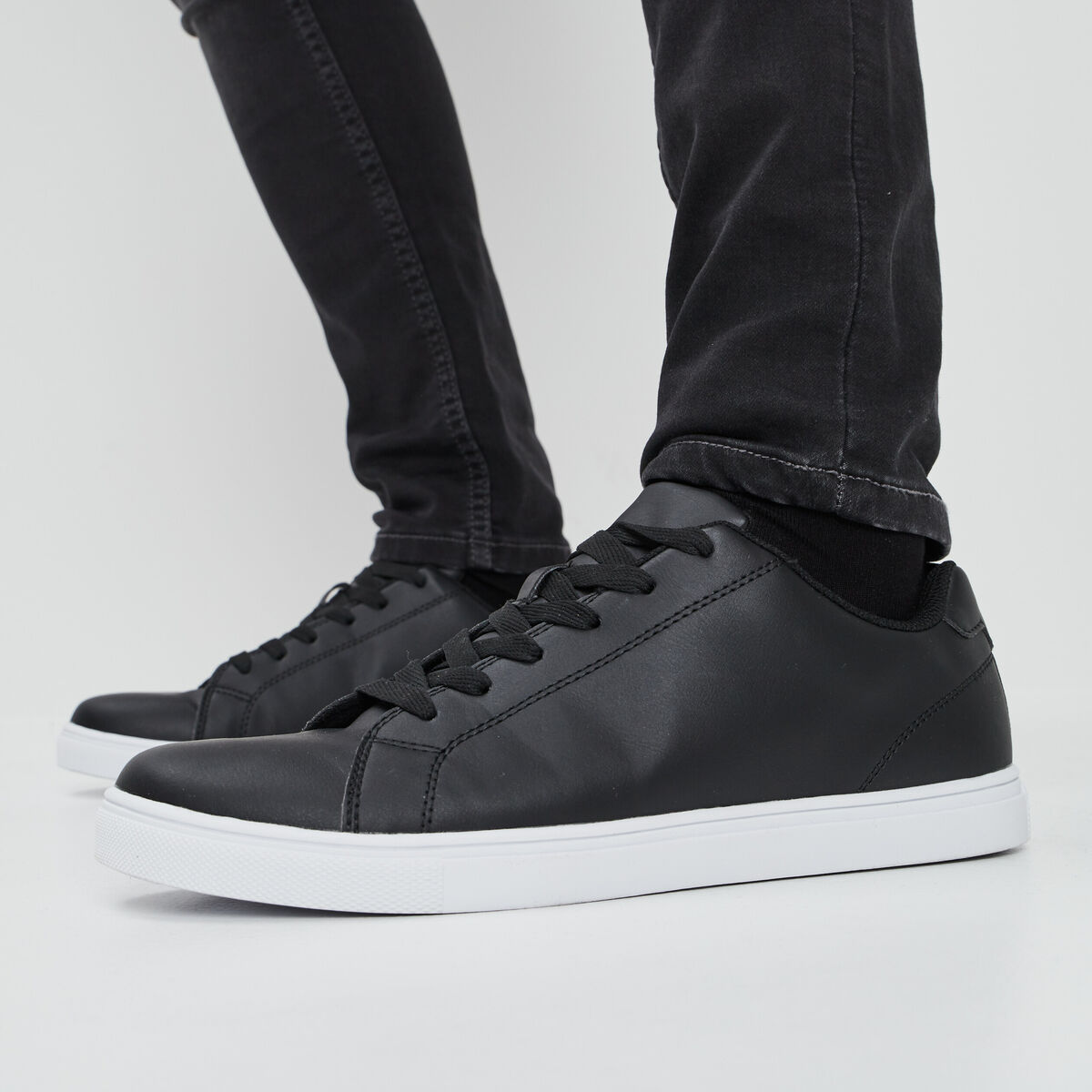 Baskets plates noir homme