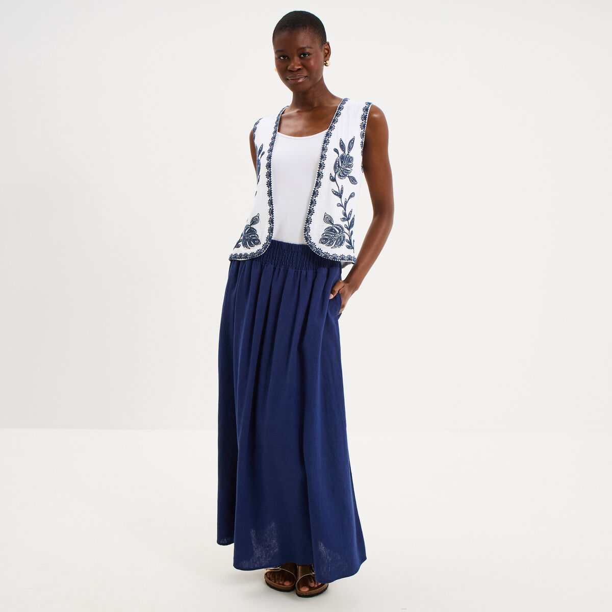Gilet sans manches brod&eacute; gaze de coton blanc femme