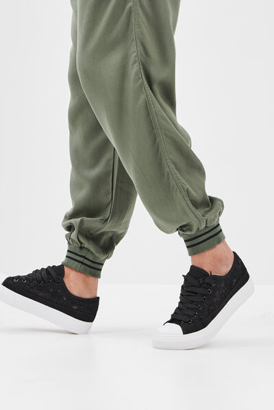 Tennis en toile avec guipure Liberto noir femme
