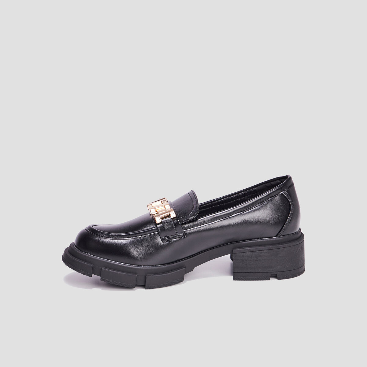 Mocassins à talons et détails chaînes noir femme