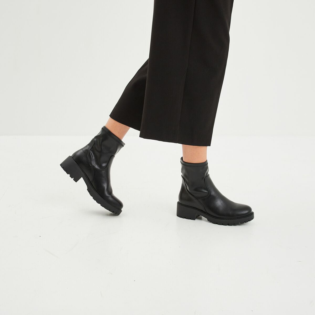 Bottines ranger crant&eacute;es bout rond noir femme
