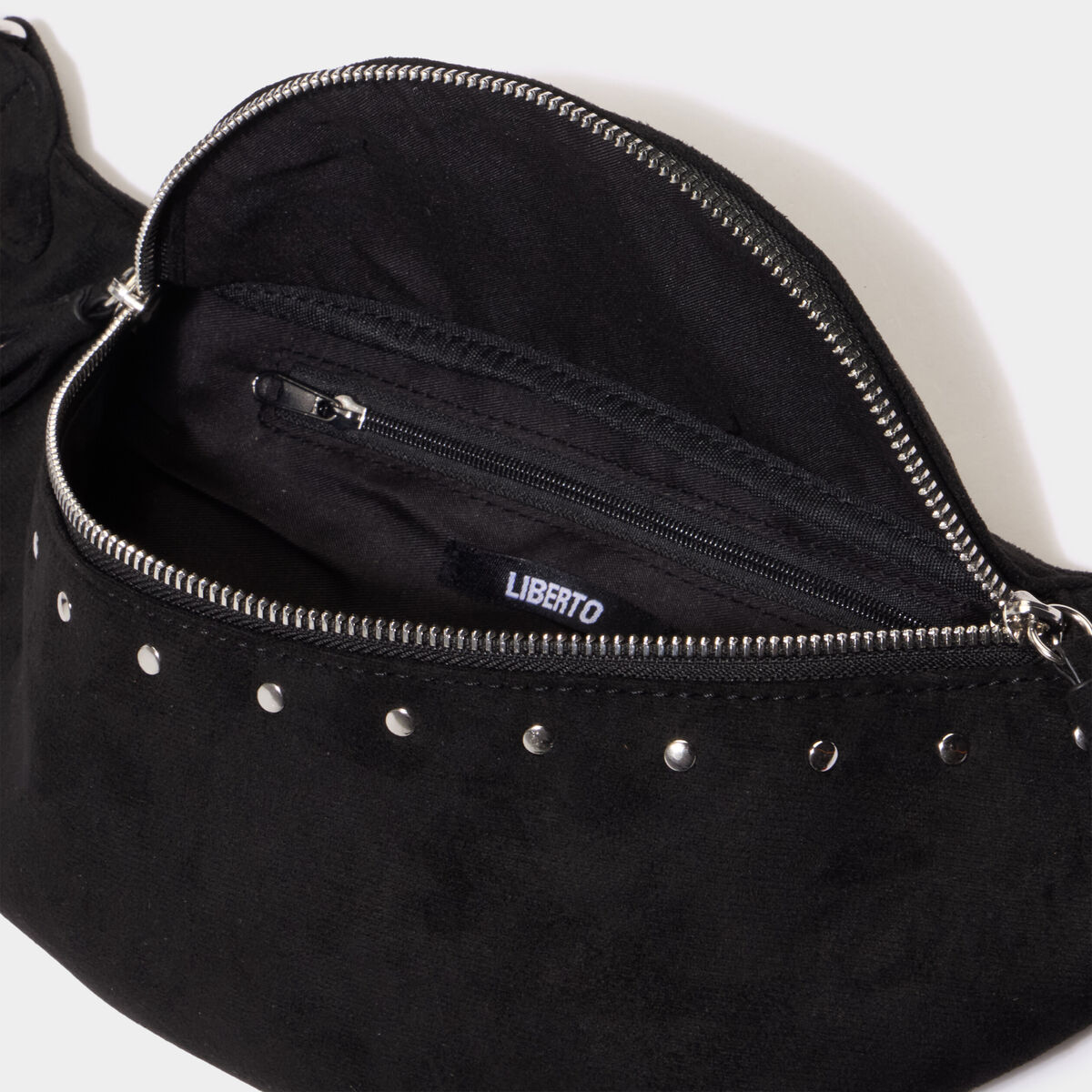 Sac banane su&eacute;dine avec d&eacute;tails clout&eacute;s noir femme