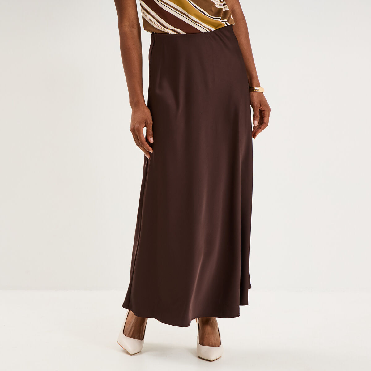 Jupe longue &eacute;vas&eacute;e effet satin marron fonc&eacute; femme