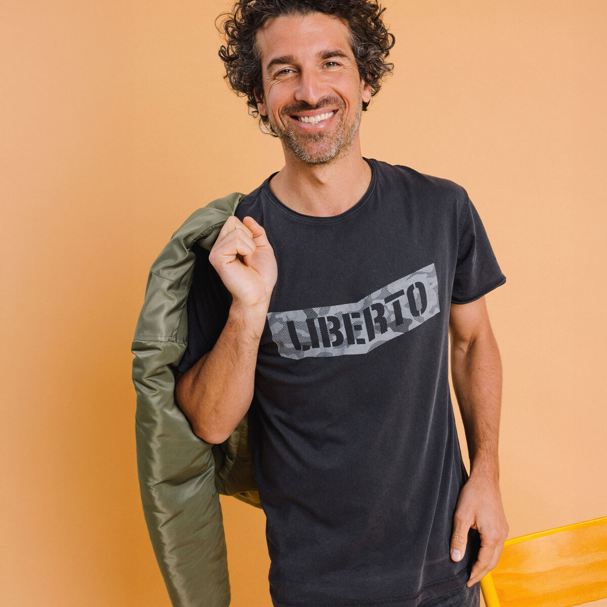 T-shirt manches courtes coton d&eacute;lav&eacute; gris fonc&eacute; homme