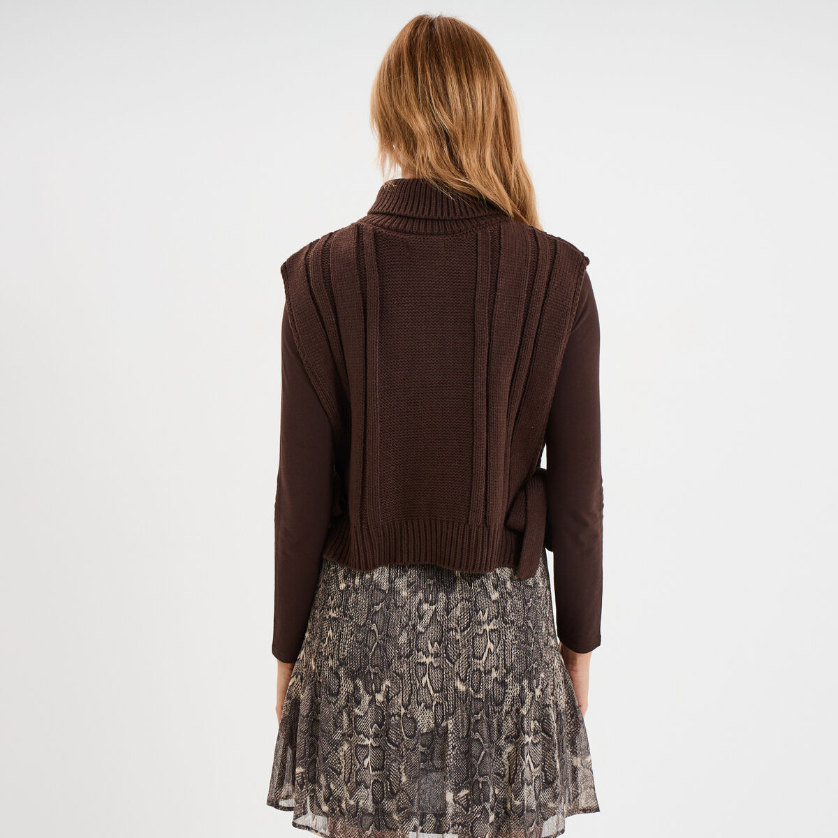 Pull poncho col roul&eacute; sans manches marron fonc&eacute; femme
