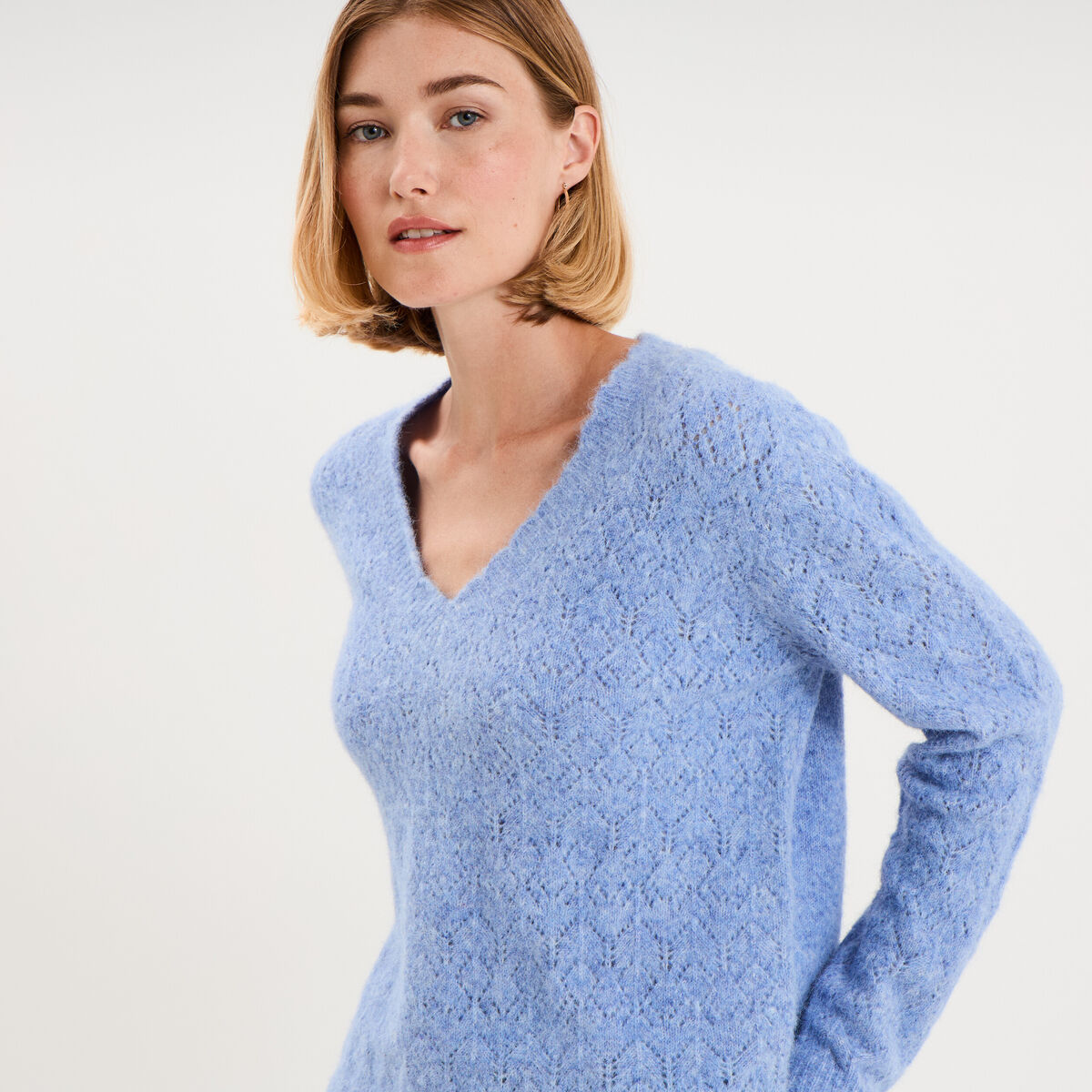 Pull col V ajour&eacute; manches longues bleu ciel femme