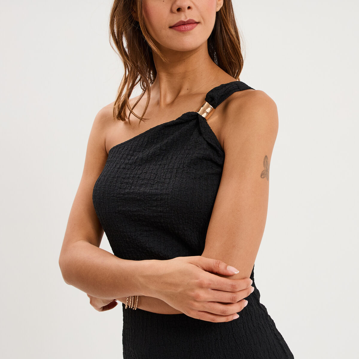 D&eacute;bardeur asym&eacute;trique avec d&eacute;tail bijou noir femme