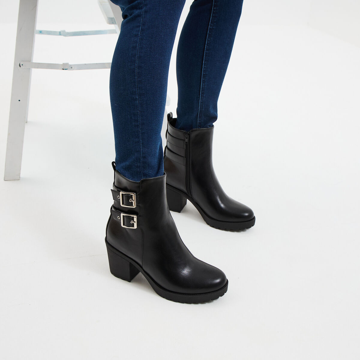 Boots à talons et boucles noir femme