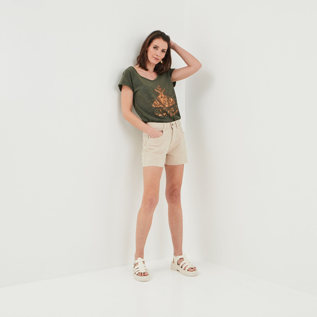 Short ajusté taille haute bords francs beige femme