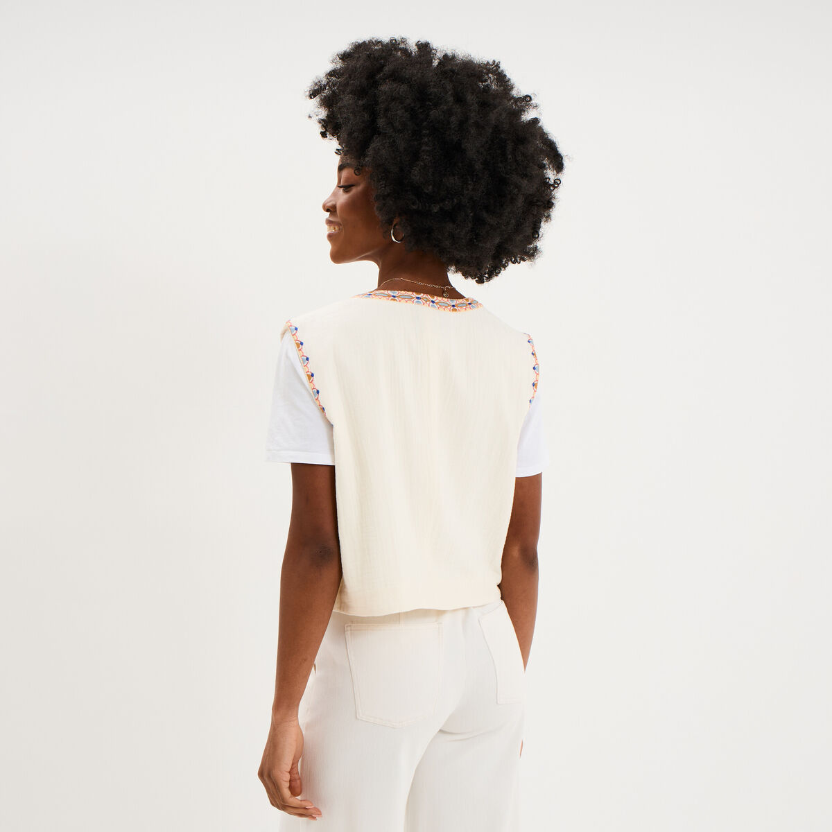 Veste brod&eacute;e sans manches coton creme femme