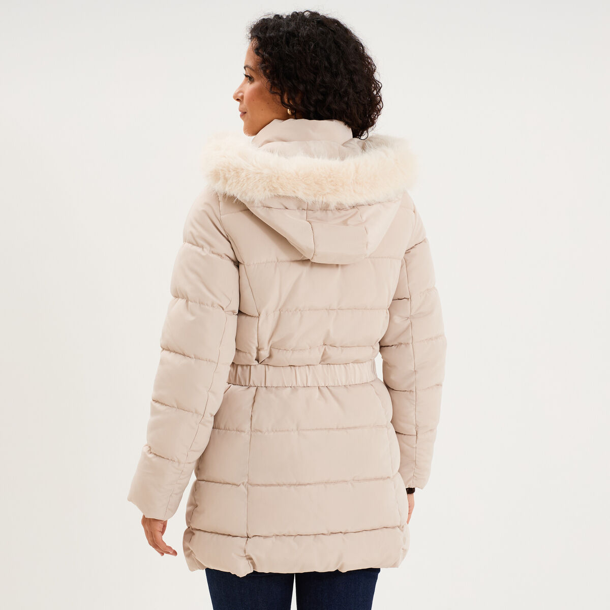 Doudoune mi-longue ceintur&eacute;e &agrave; capuche beige femme