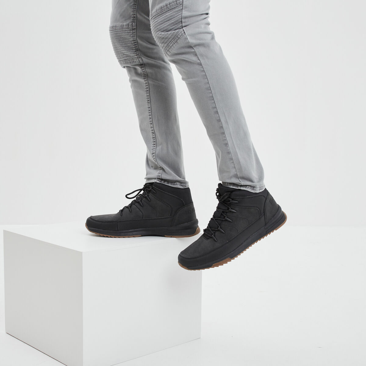 Bottines montantes &agrave; lacets noir homme