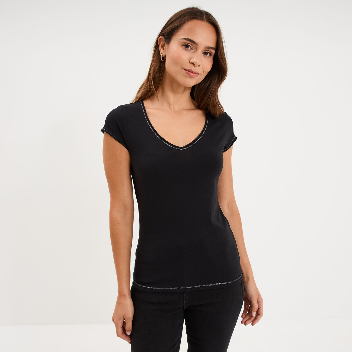 T-shirt col V ajust&eacute; manches courtes noir femme