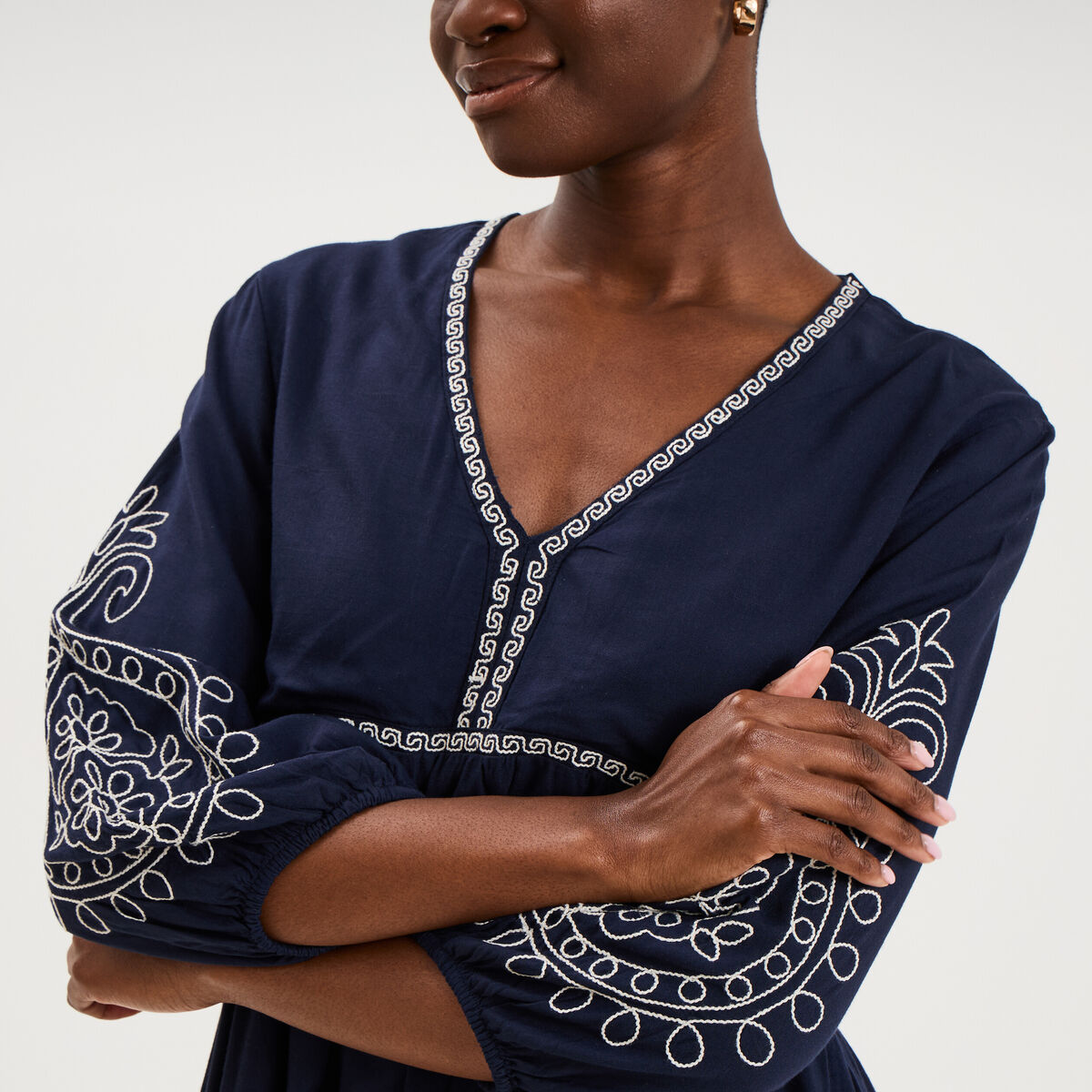Robe courte brod&eacute;e manches 3/4 bleu fonc&eacute; femme
