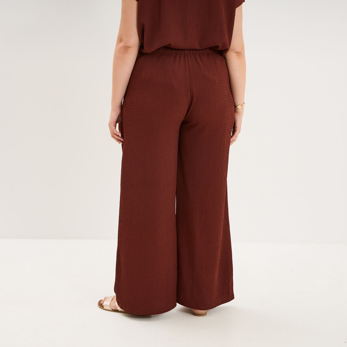 Pantalon effet gaufr&eacute; fluide bordeaux femme grande taille